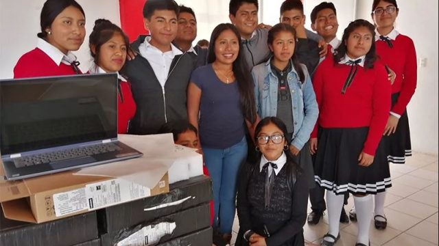 Yalitza Aparicio regala computadoras escuela de Tlaxiaco