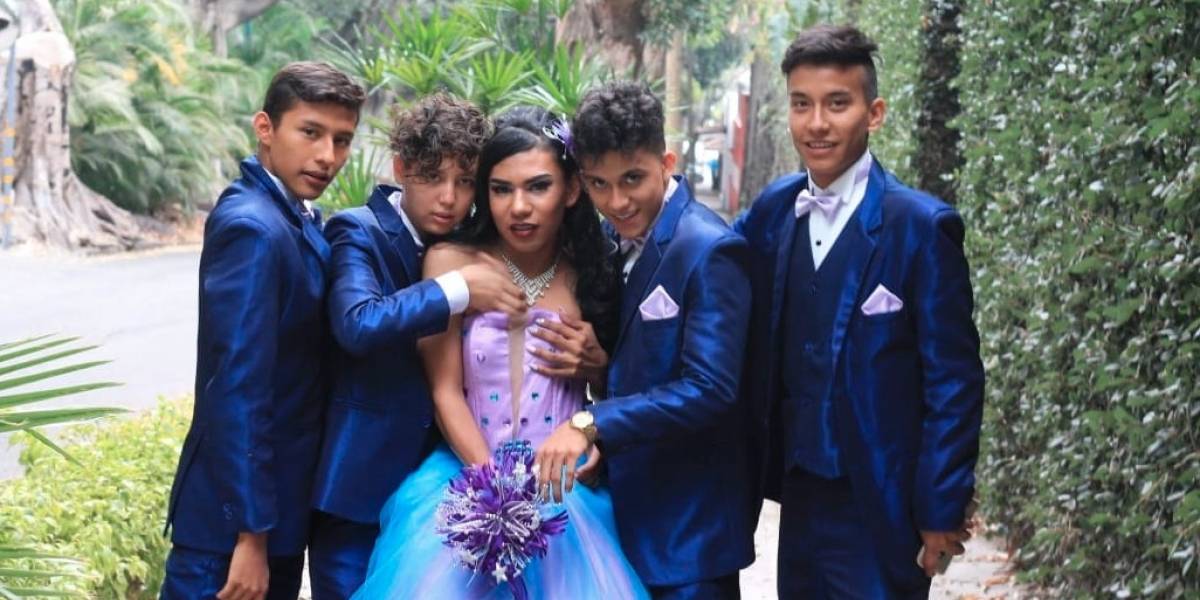 Joven festeja sus xv años con vestido, vals y chambelanes
