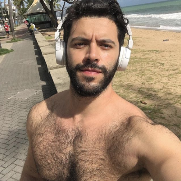 Hombres con vello en pecho son más inteligentes según estudio