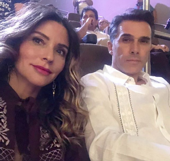 Sergio Mayer usa falda en los premios Platino