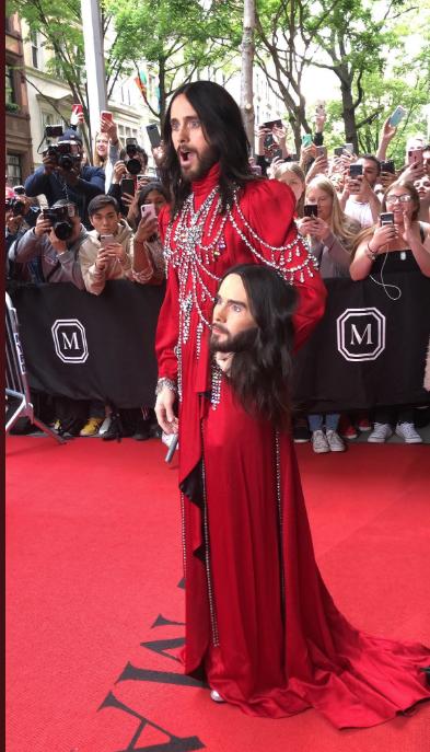 Por qué Jared Leto llevó una cabeza humana al met gala 2019