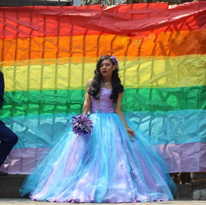 Joven festeja sus xv años con vestido, vals y chambelanes