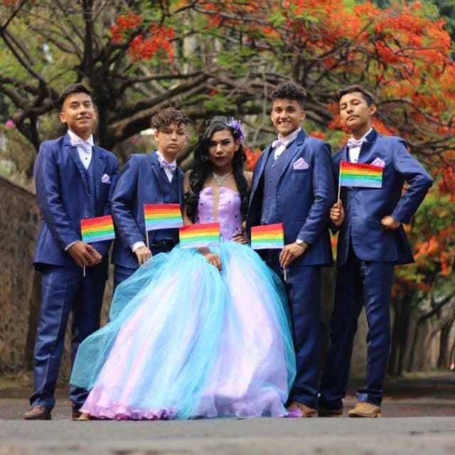 Joven festeja sus xv años con vestido, vals y chambelanes