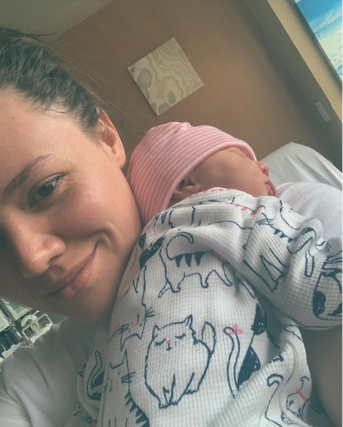 Joy huerta comparte la primera foto de su bebé recién nacida