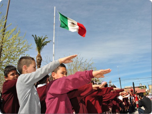 Niño se confunde padre nuestro con juramento a la bandera