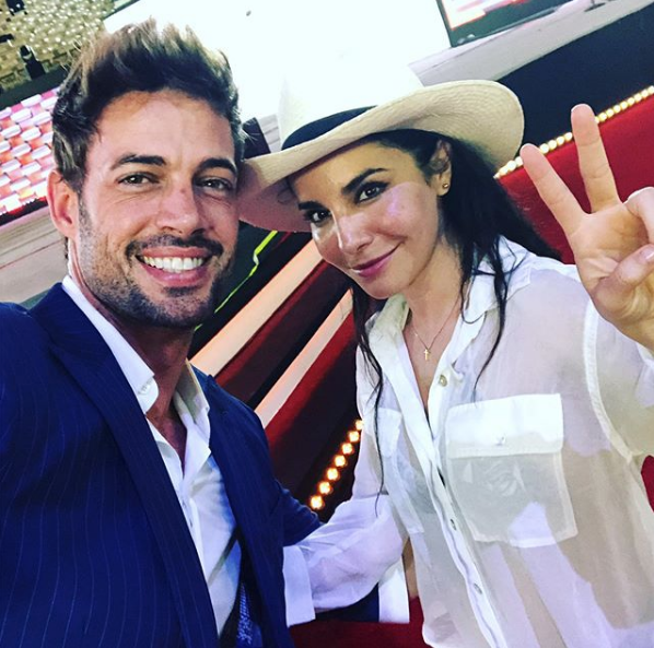 Critican a Martha Higareda a su paso por los premios Platino