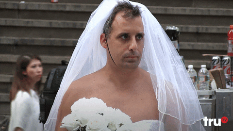 Mujer roba comida de una boda