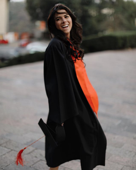 Paulina Peña muestra el mensaje de graduación que le envió su papá