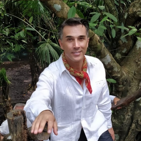 Sergio Mayer usa falda en los premios Platino