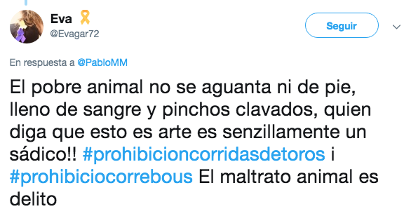 Torero limpia las lágrimas de un toro y después lo mata