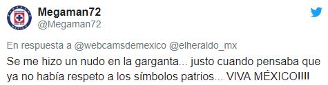 Ciudadanos y militares bajan bandera de México en Zócalo