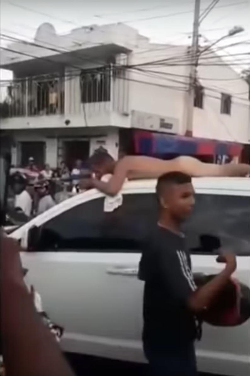Sujeto pasea desnudo en auto para que le perdonen infidelidadmujer-obliga-esposo-infuel-pasear-auto-desnudo-colombia-video