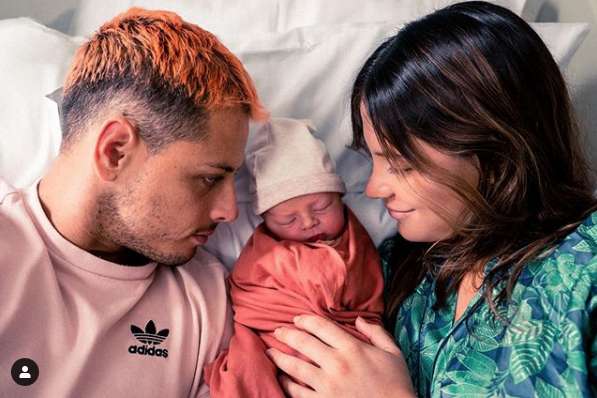 Nace el bebé de Javier Chicharito Hernandez y Sarah Kohan