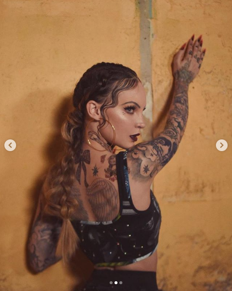 Belinda sorprende con cuerpo tatuado completamente