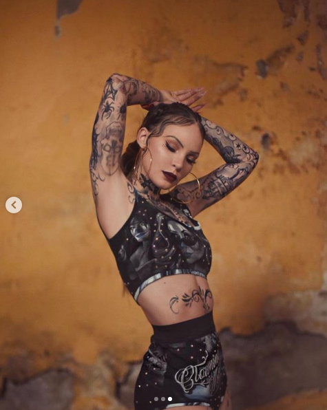 Belinda sorprende con cuerpo tatuado completamente
