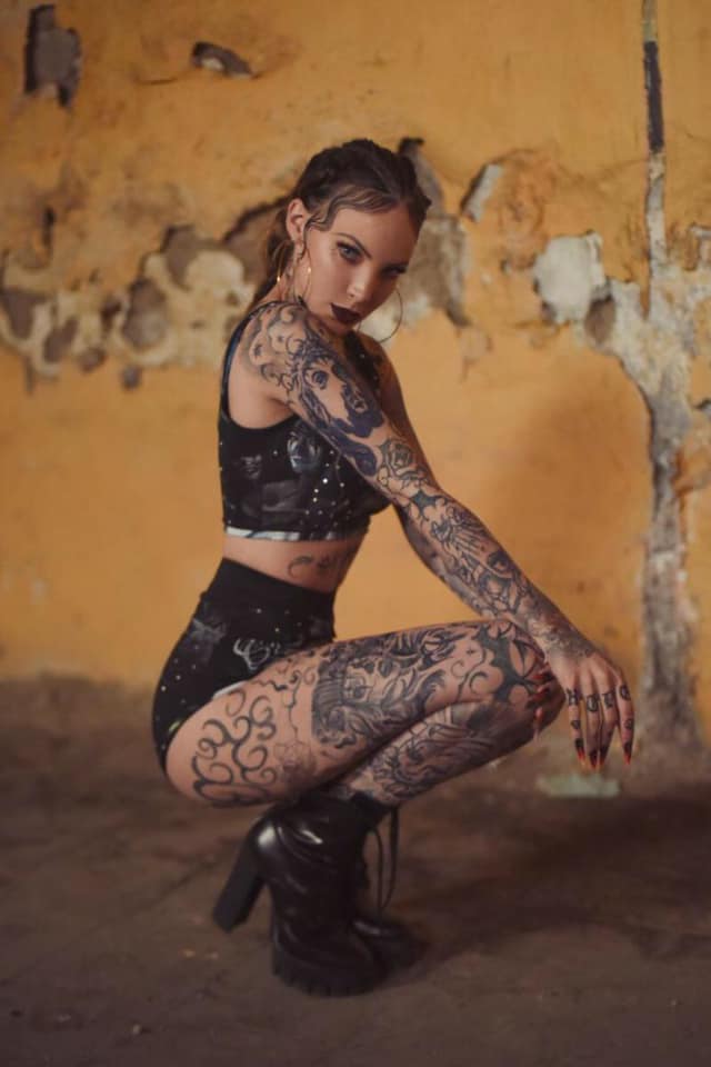 Belinda sorprende con cuerpo tatuado completamente