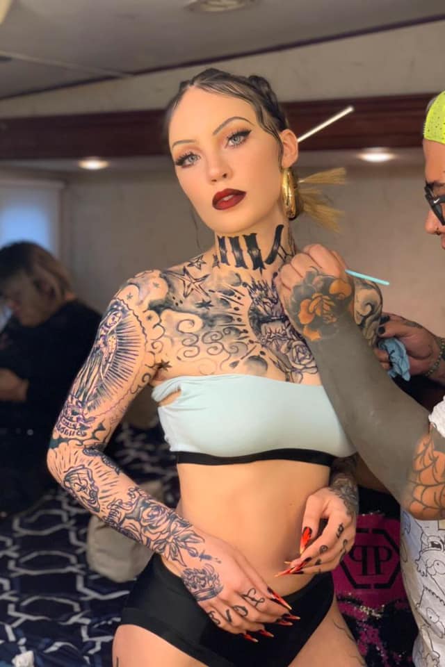 Belinda sorprende con cuerpo tatuado completamente