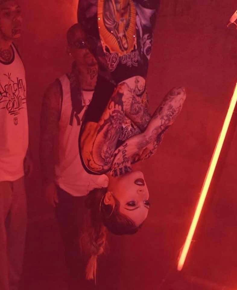Belinda sorprende con cuerpo tatuado completamente