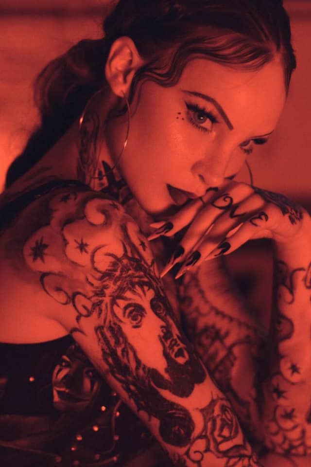 Belinda sorprende con cuerpo tatuado completamente
