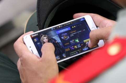 Niña se queda ciega por jugar días con celular
