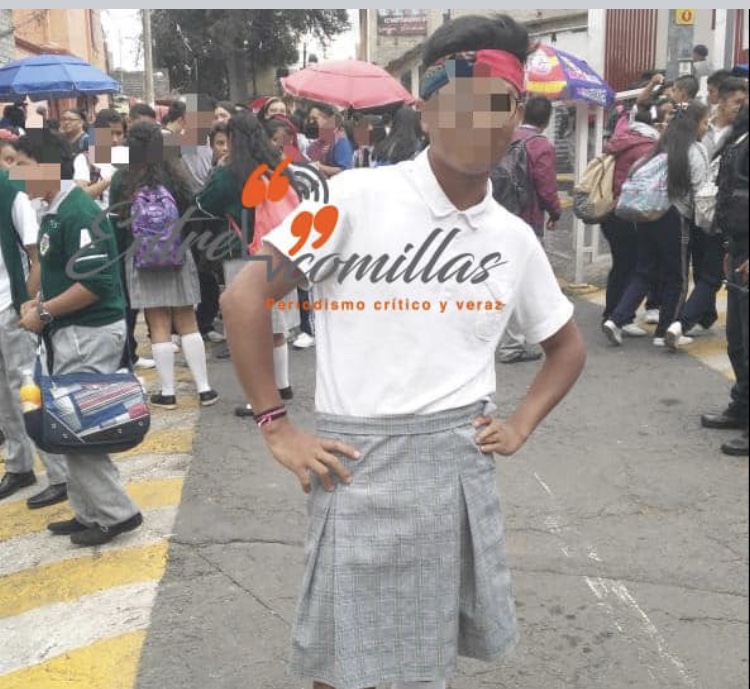 Primer alumno en usar falda por uniforme neutro en CDMX