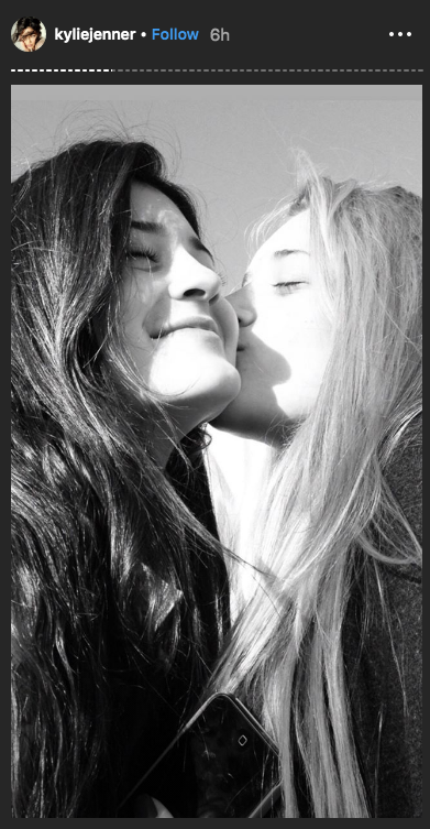 Kylie Jenner festeja el cumpleaÃ±os de su mejor amiga besÃ¡ndola