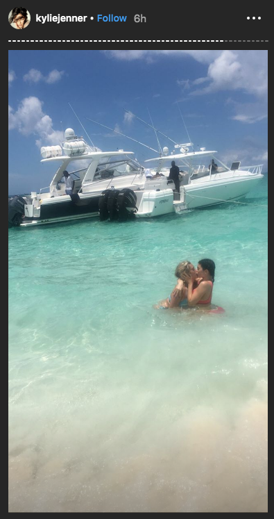 Kylie Jenner festeja el cumpleaÃ±os de su mejor amiga besÃ¡ndola