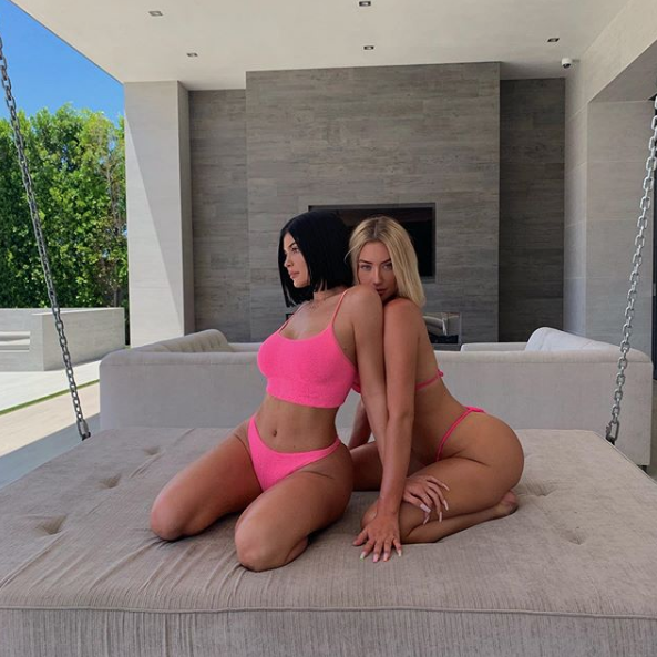 Kylie Jenner festeja el cumpleaÃ±os de su mejor amiga besÃ¡ndola