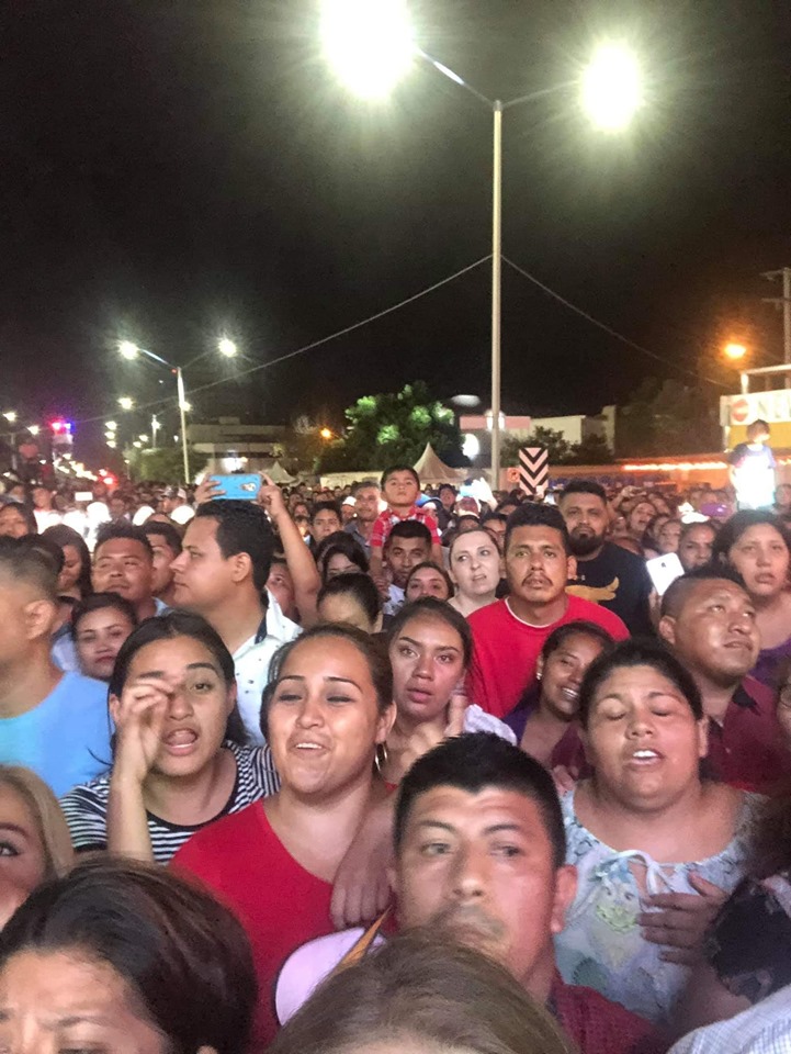 Grupo de personas posa para una foto y se convierten en meme