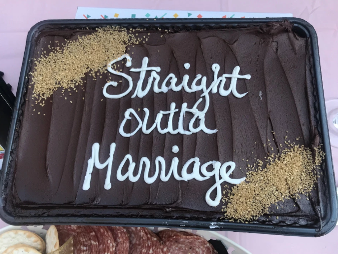 Mujer organiza fiesta para celebrar que finalmente se divorció