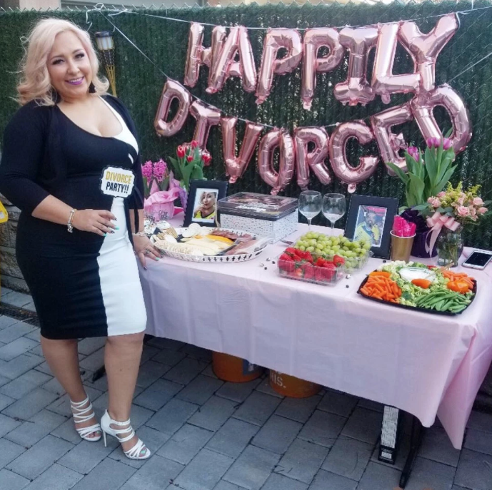 Mujer organiza fiesta para celebrar que finalmente se divorció