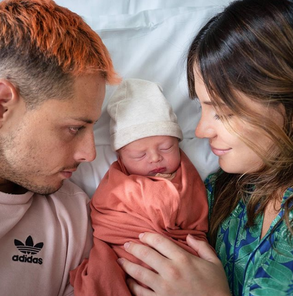 Nace el bebito de Chicharito Hernández y Sarah Kohan