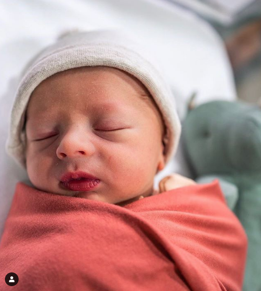 Nace el bebé de Chicharito Hernández y Sarah Kohan