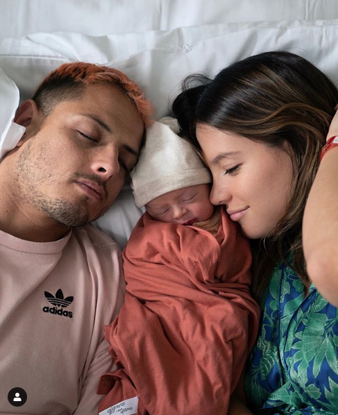 Nace el bebé de Chicharito Hernández y Sarah Kohan