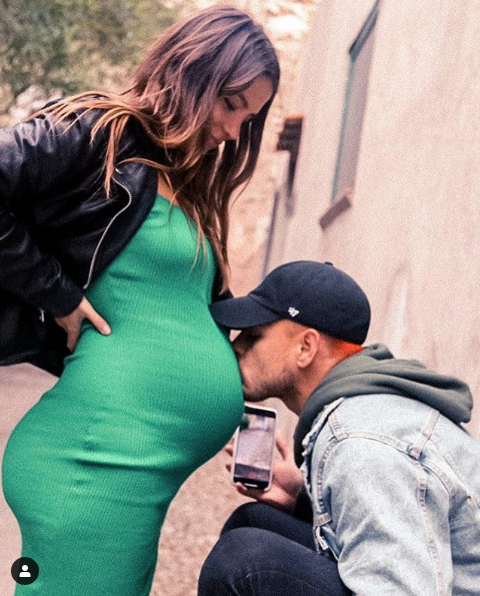 Nace el bebé de Javier ·Chicharito" Hernández y Sarah Kohan