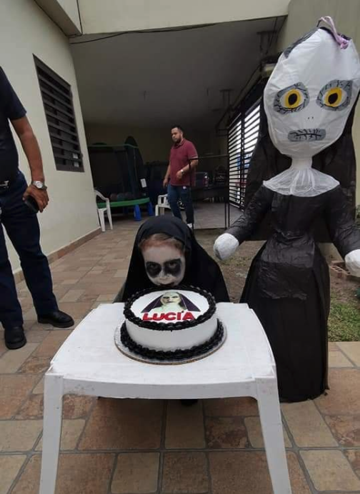 Niña hace fiesta con temática de la película La Monja
