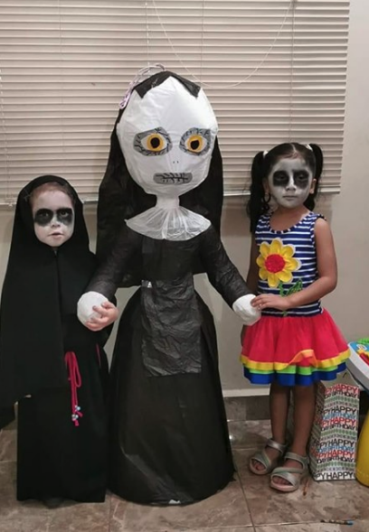 Niña hace fiesta con temática de la película La Monja