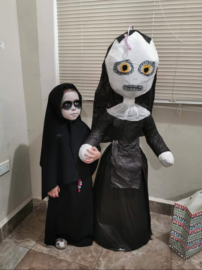 Niña hace fiesta con temática de la película La Monja