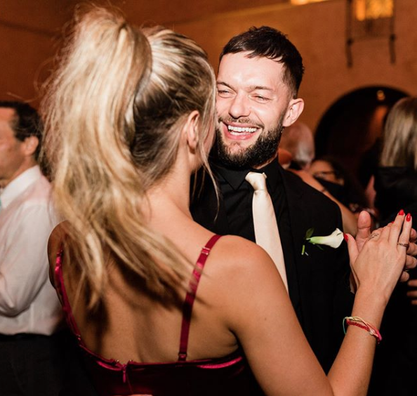 Finn Balor anuncia noviazgo con Verónica Rodriguez