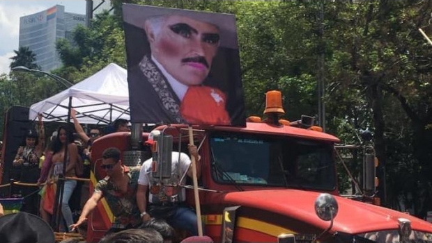 Trollean a Vicente Fernández en la Marcha del Orgullo LGBT+ de la CDMX