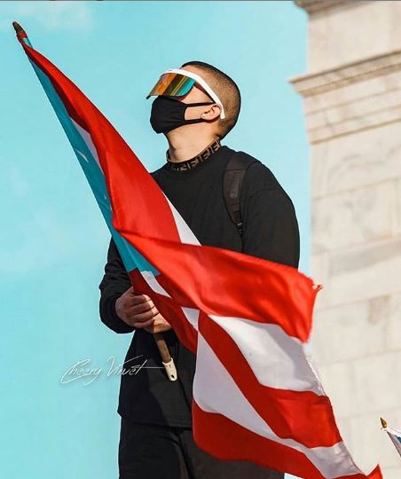 Bad Bunny retira de música por protestas en Puerto Rico