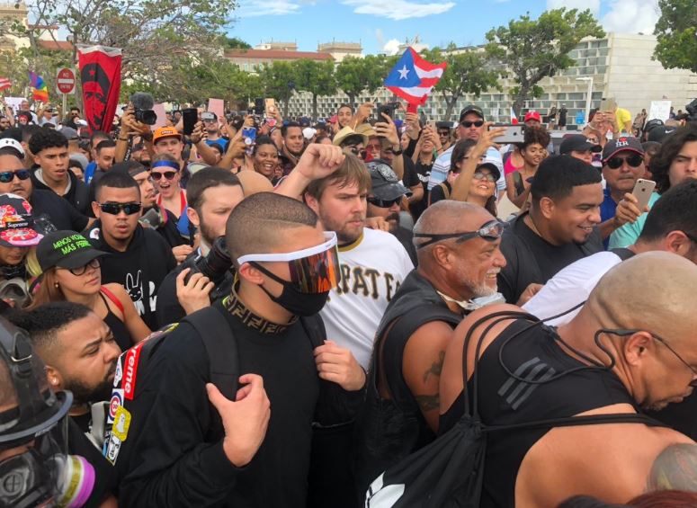 Bad Bunny retira de música por protestas en Puerto Rico