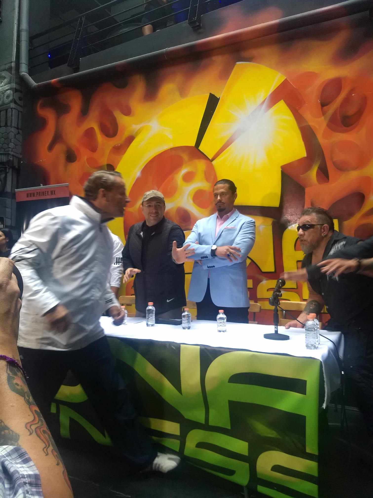 Carlos Trejo agrede a Alfredo Adame en conferencia de pelea