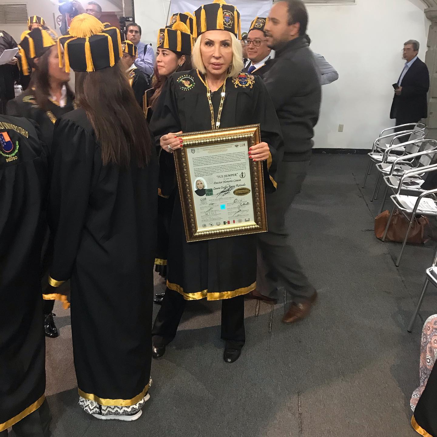 Laura Bozzo recibe doctorado Honoris Causa en México