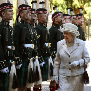Foto: Por esta razón la Reina Isabel ll siempre carga su bolso. 28 de julio 2019