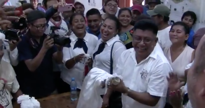 Alcalde de Oaxaca se casa con caimán en tradición milenaria