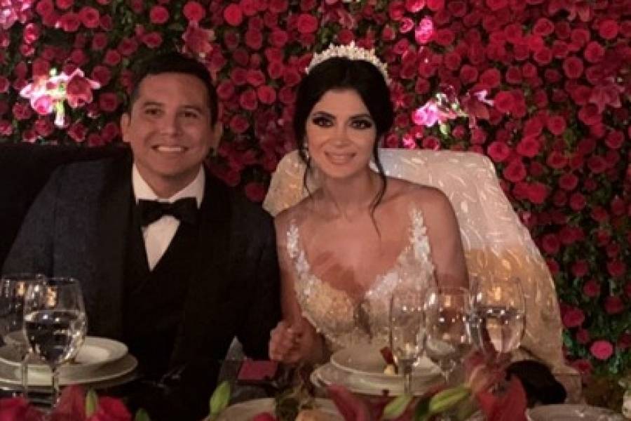 Gomita opaca a Kimberly Flores en su boda
