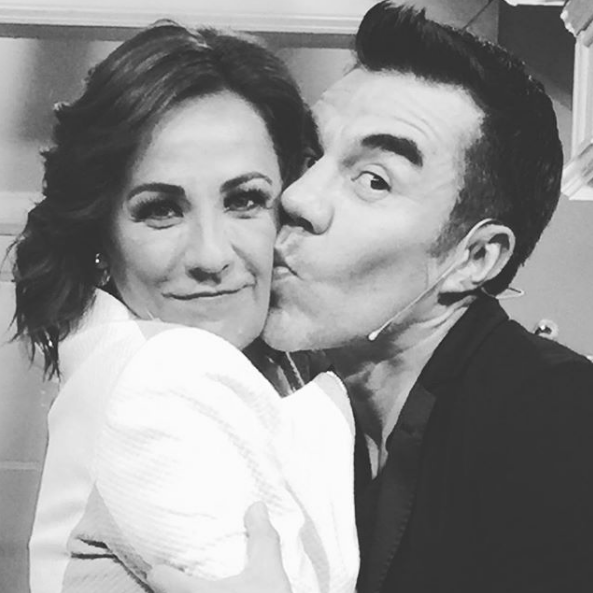 Adrián Uribe y Consuelo Duval presumen su amor en redes sociales