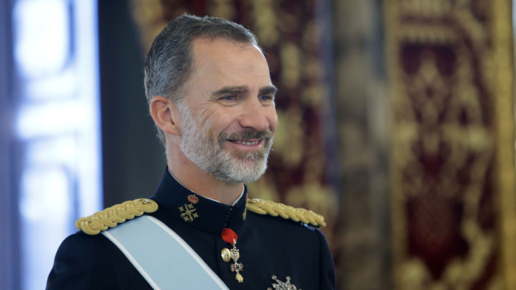 La reina Letizia se muestra con canas en evento público