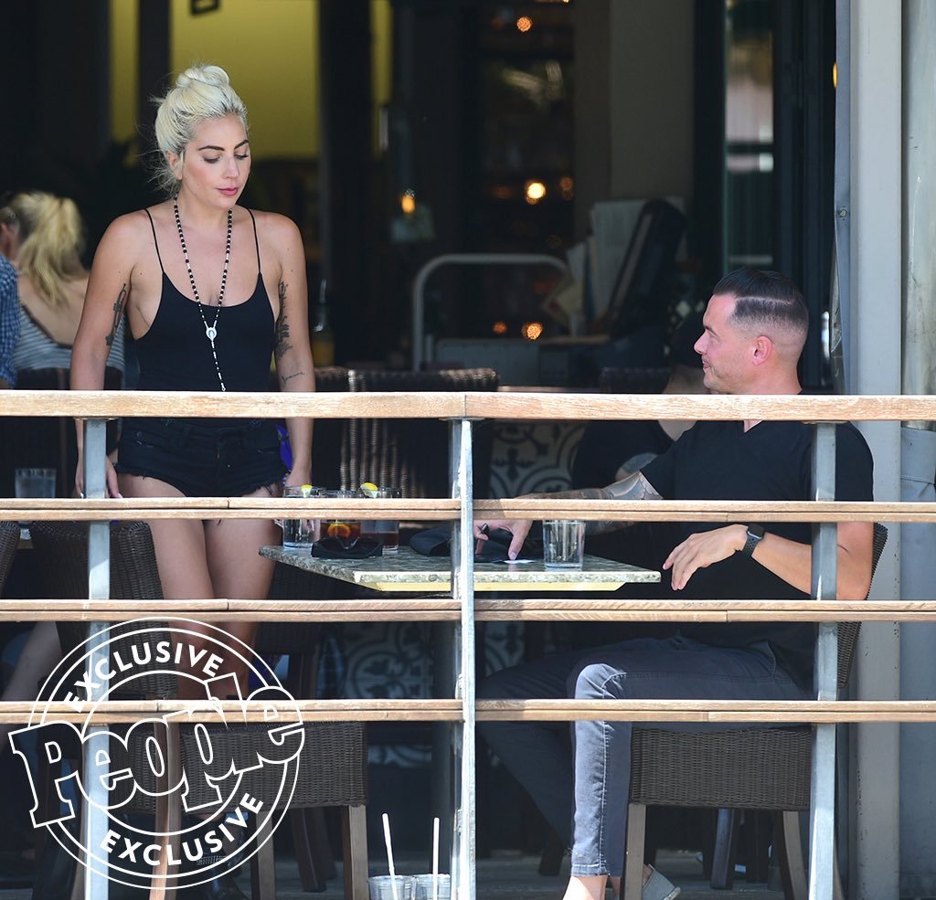 Captan a Lady Gaga con el ingeniero de sonido Dan Hartman